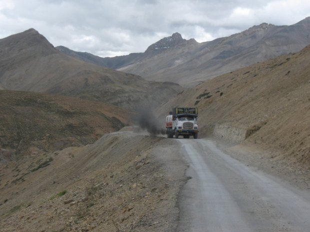 la strada si restringe